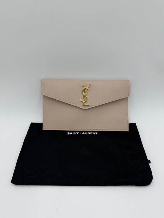 Saint Laurent Pochette Uptown Pelle Goffrata Grain de Poudre Beige
