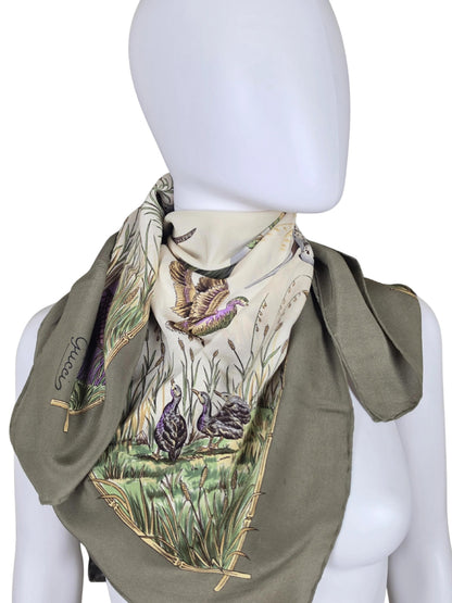Gucci Foulard Vintage con Scena di Caccia e Bordo Verde Oliva