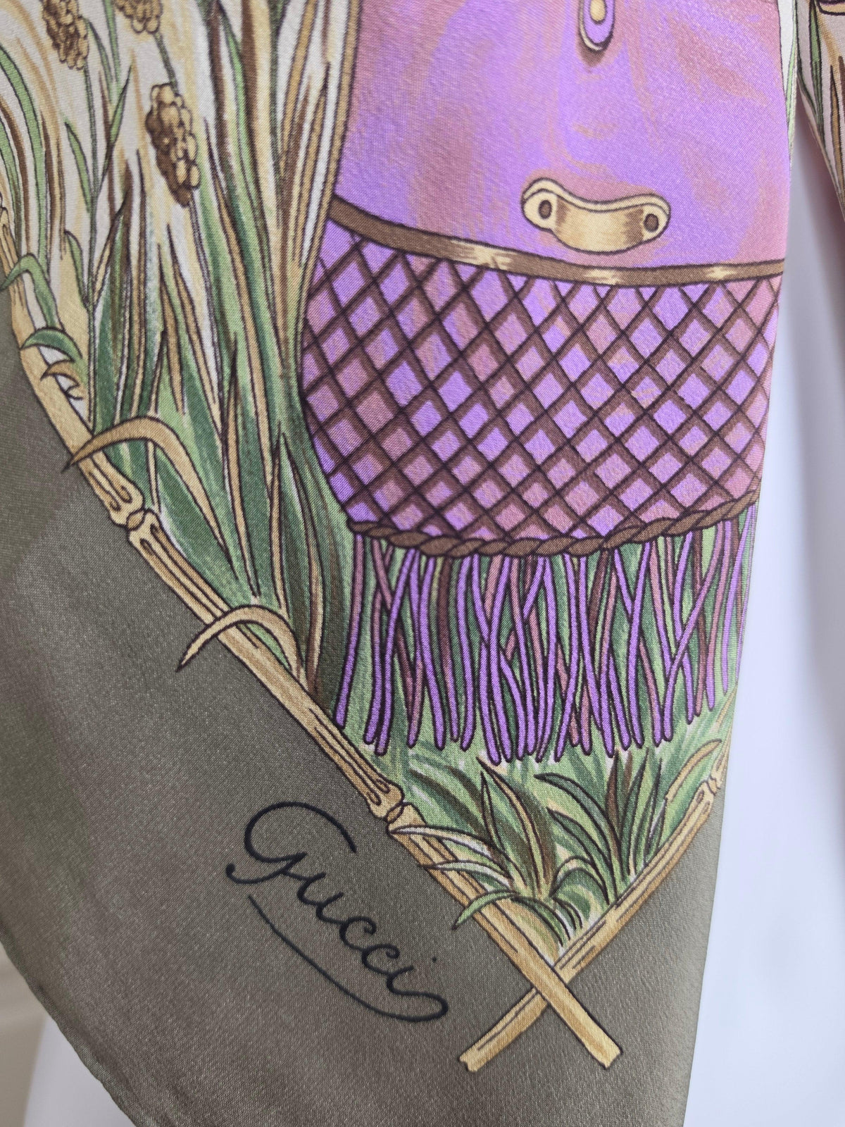 Gucci Foulard Vintage con Scena di Caccia e Bordo Verde Oliva