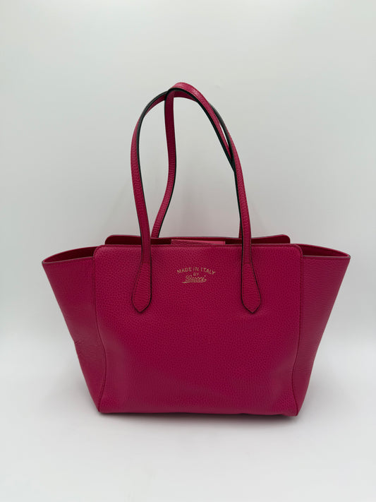 Gucci Borsa Tote Swing Media in Pelle Martellata Fucsia