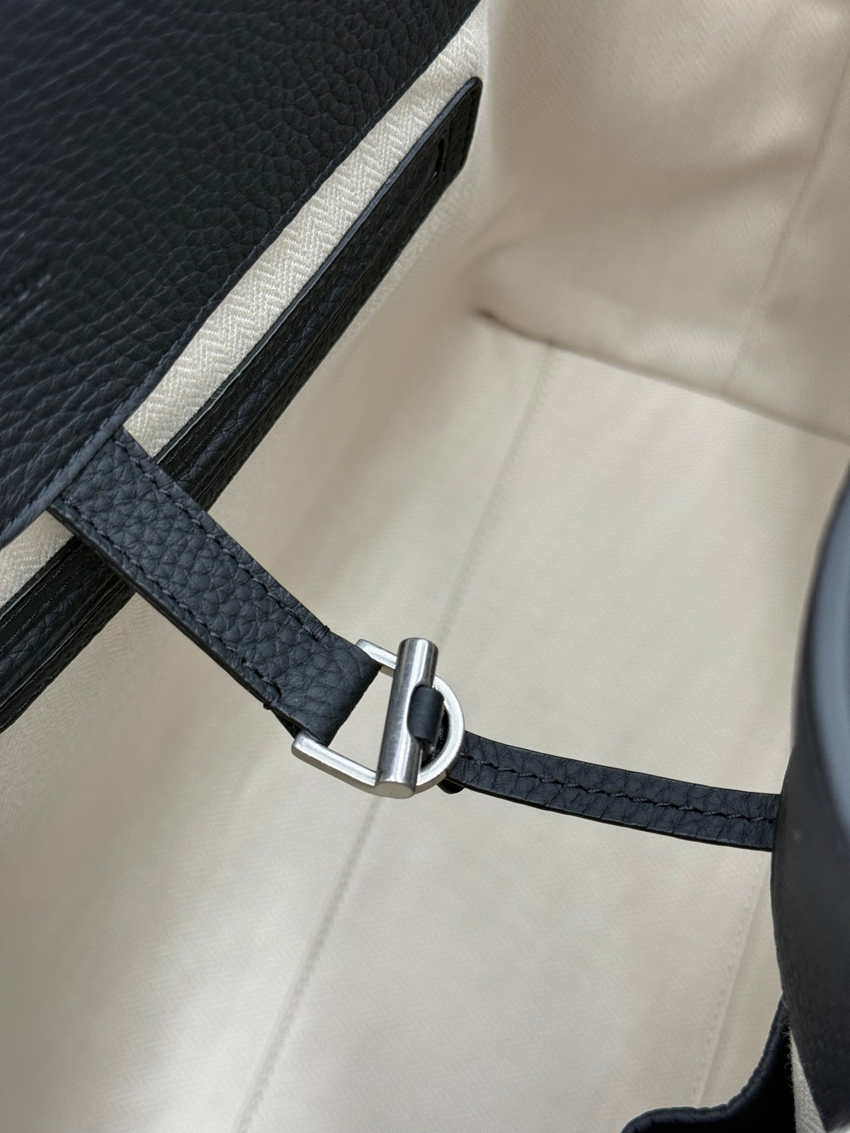 The Row Borsa Tote Marlo in Pelle Granulata Nera