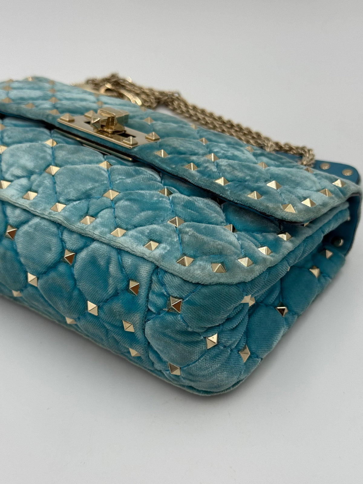 Valentino Garavani Borsa Rockstud Spike Small in Velluto Azzurro