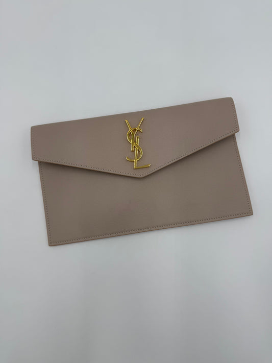 Saint Laurent Pochette Uptown Pelle Goffrata Grain de Poudre Beige