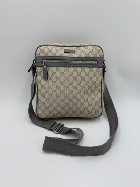 Gucci Borsa Cross-Body in Tela GG Supreme e Finiture in Pelle Grigia