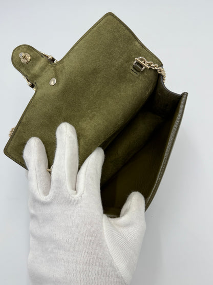 Gucci Borsa a Tracolla Dionysus Small in Pelle Verniciata Verde Oliva