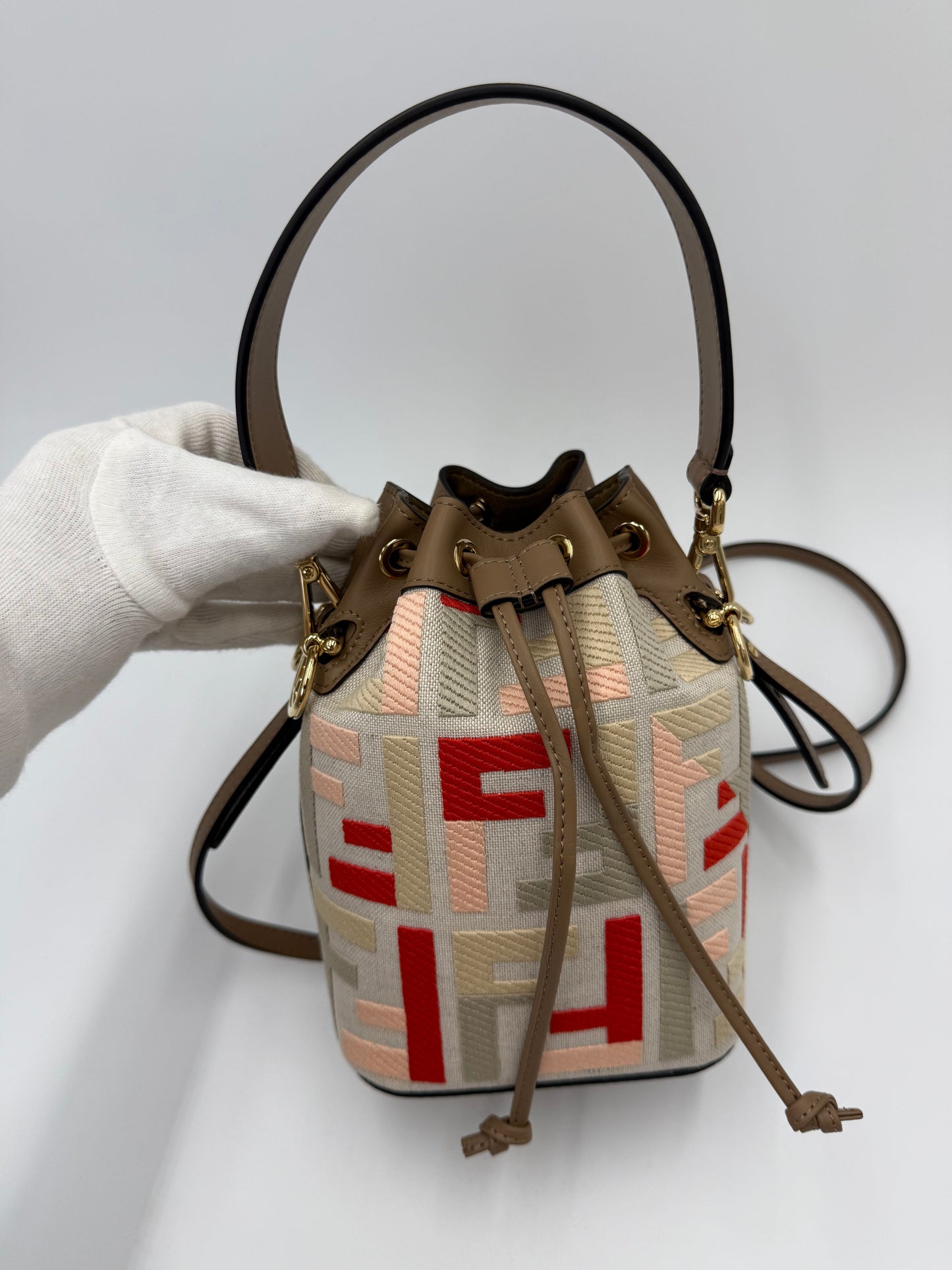 Fendi Borsa Secchiello Mon Trésor in Tela Ricamata e Pelle