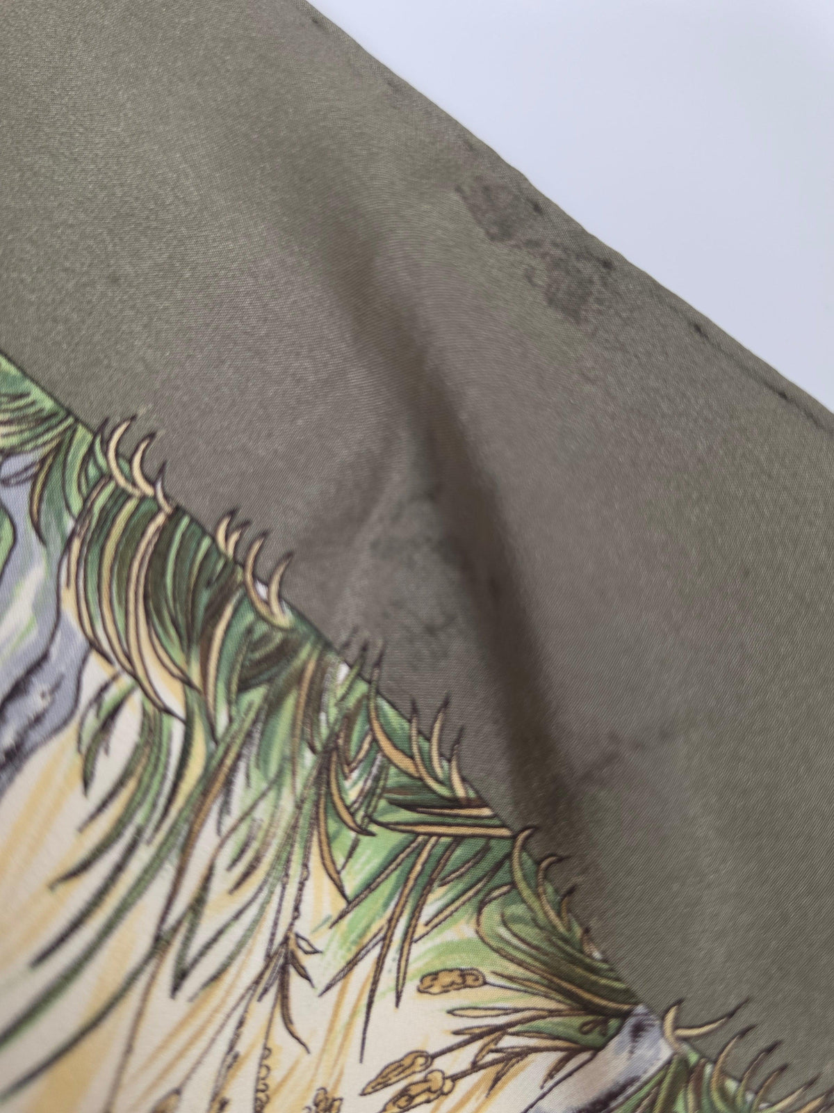 Gucci Foulard Vintage con Scena di Caccia e Bordo Verde Oliva