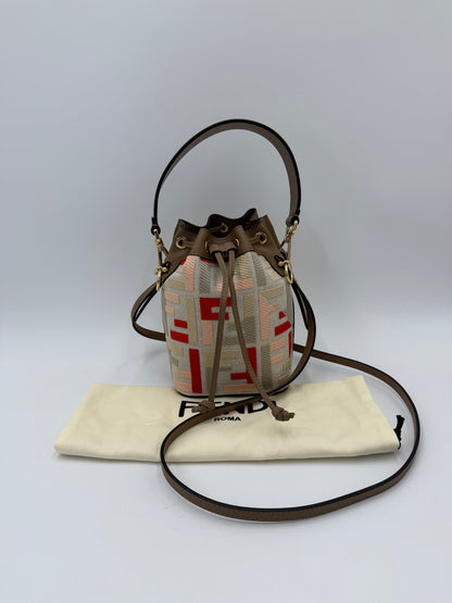 Fendi Borsa Secchiello Mon Trésor in Tela Ricamata e Pelle