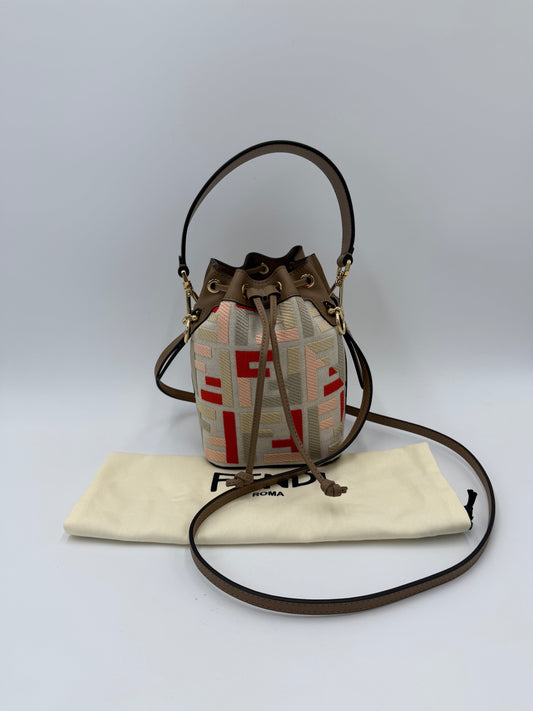 Fendi Borsa Secchiello Mon Trésor in Tela Ricamata e Pelle