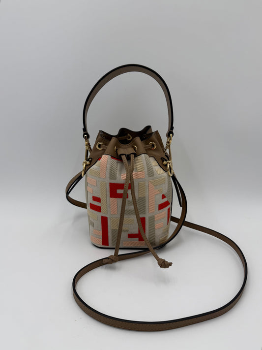 Fendi Borsa Secchiello Mon Trésor in Tela Ricamata e Pelle