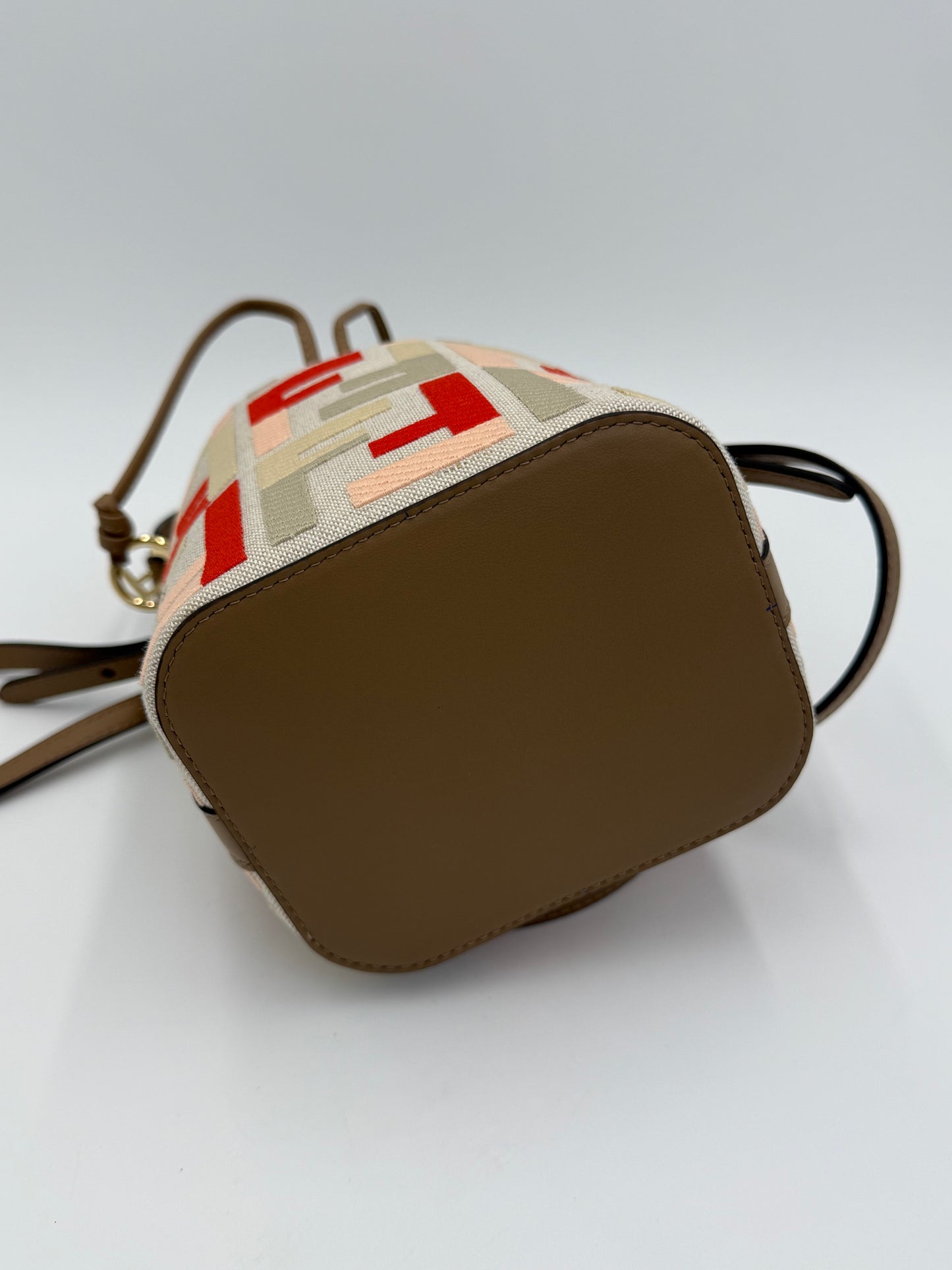 Fendi Borsa Secchiello Mon Trésor in Tela Ricamata e Pelle