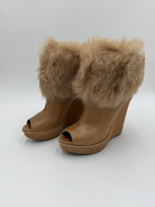 Prada Stivaletti Peep-Toe con Zeppa e Rivestimento in Pelliccia Beige