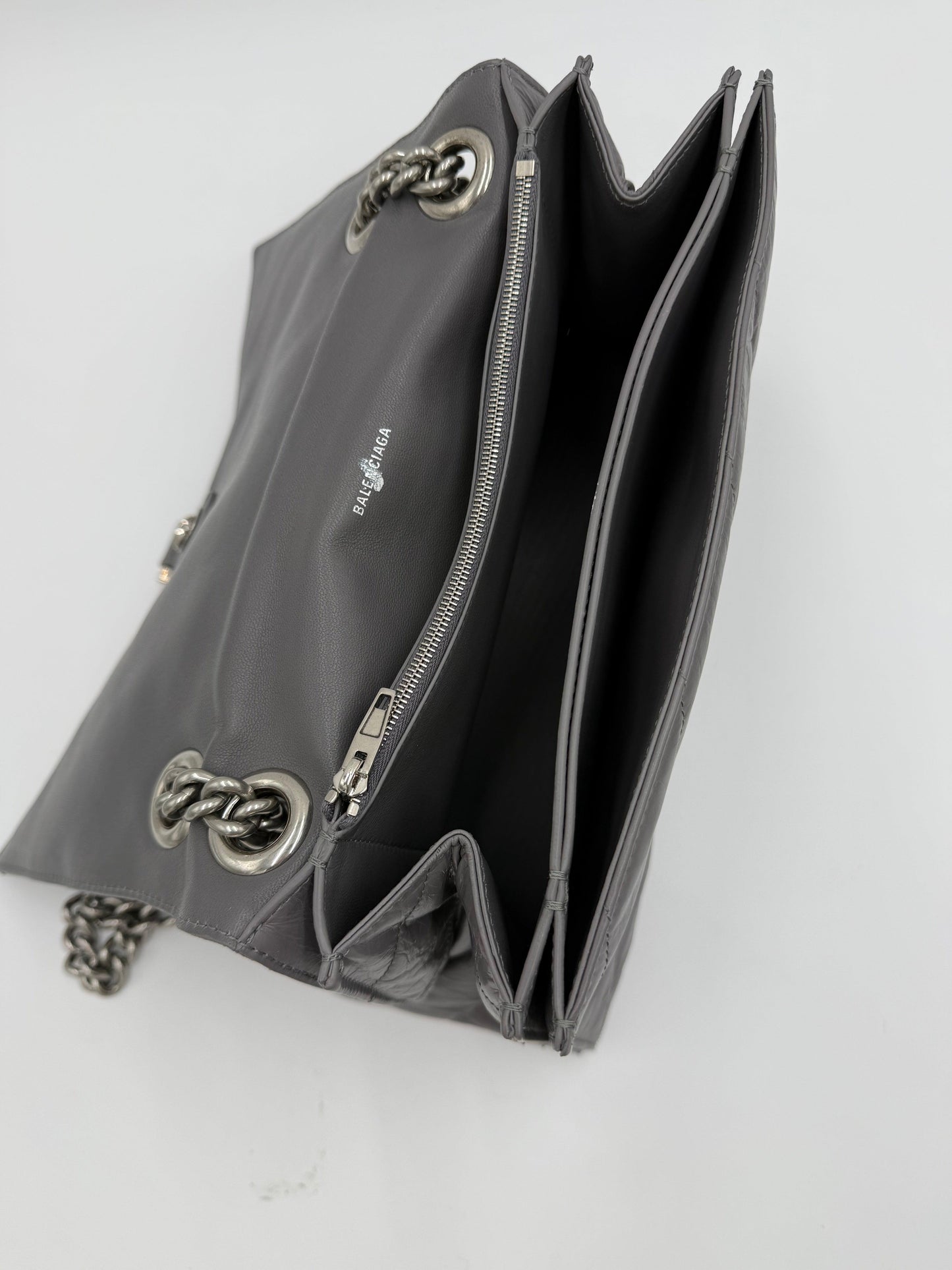 Balenciaga-Borsa-a-Spalla-Crush-Medium-in-Pelle-Stropicciata-Lucida-Grigia-70563812376900 - Pally Vintage Closet