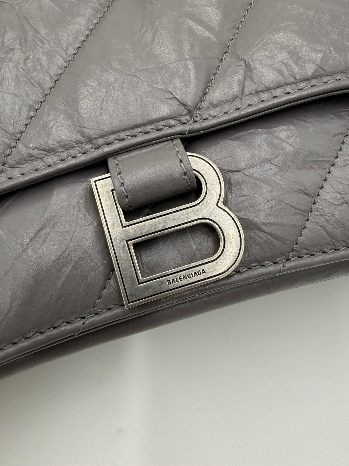 Balenciaga-Borsa-a-Spalla-Crush-Medium-in-Pelle-Stropicciata-Lucida-Grigia-70563812442436 - Pally Vintage Closet