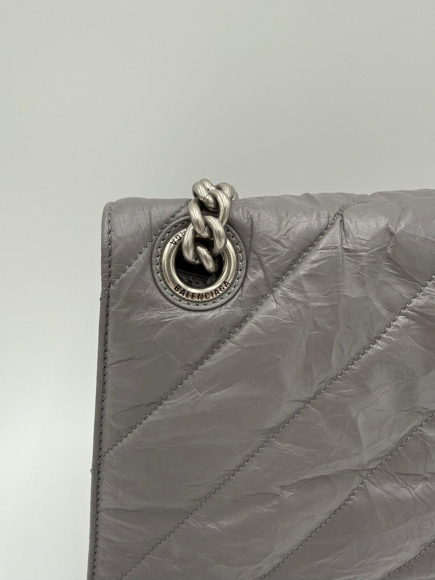 Balenciaga-Borsa-a-Spalla-Crush-Medium-in-Pelle-Stropicciata-Lucida-Grigia-70563812770116 - Pally Vintage Closet