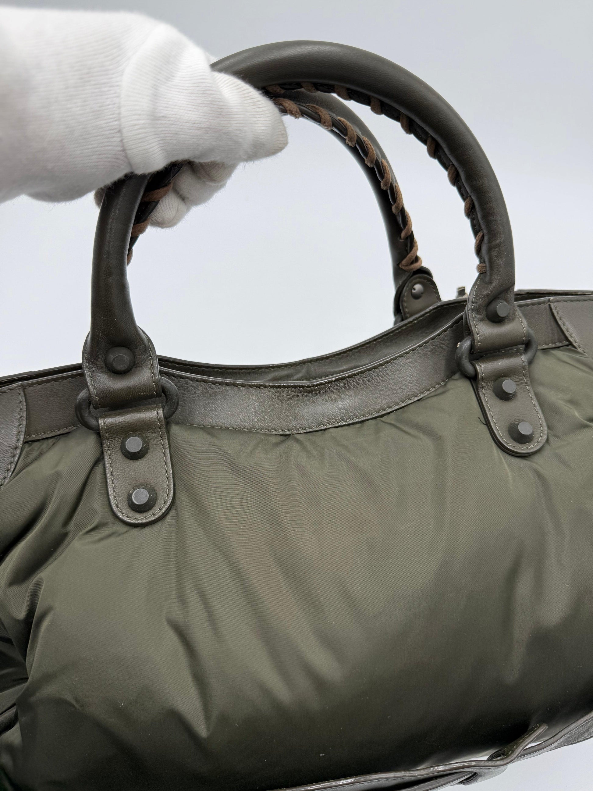 Balenciaga-Borsa-a-tracolla-Neo-Classic-City-Pelle-e-Nylon-Verde-Cachi-70493949821252 - Pally Vintage Closet