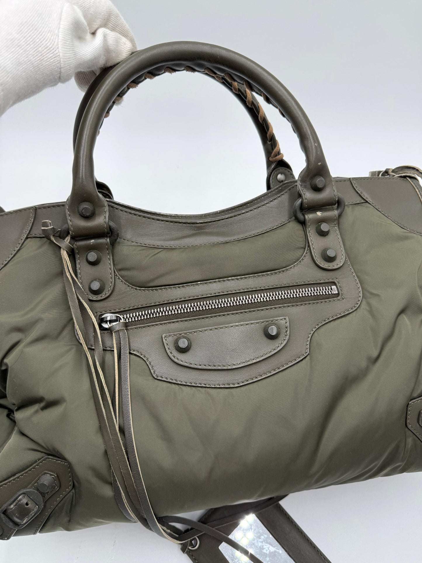 Balenciaga-Borsa-a-tracolla-Neo-Classic-City-Pelle-e-Nylon-Verde-Cachi-70493949854020 - Pally Vintage Closet
