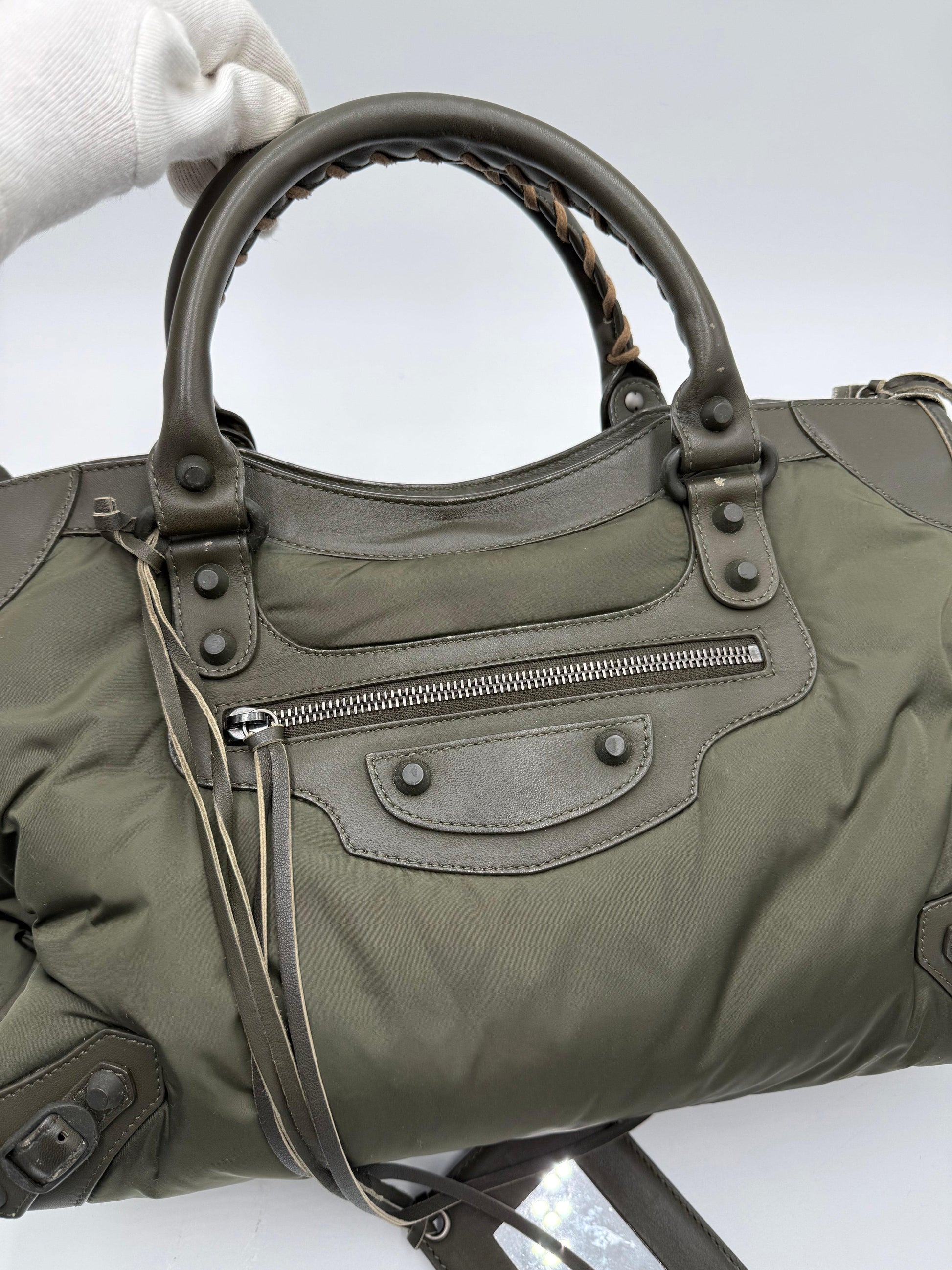Balenciaga-Borsa-a-tracolla-Neo-Classic-City-Pelle-e-Nylon-Verde-Cachi-70493949854020 - Pally Vintage Closet