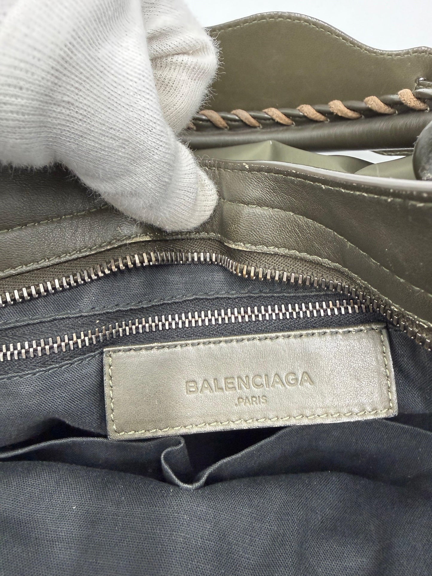 Balenciaga-Borsa-a-tracolla-Neo-Classic-City-Pelle-e-Nylon-Verde-Cachi-70493949952324 - Pally Vintage Closet