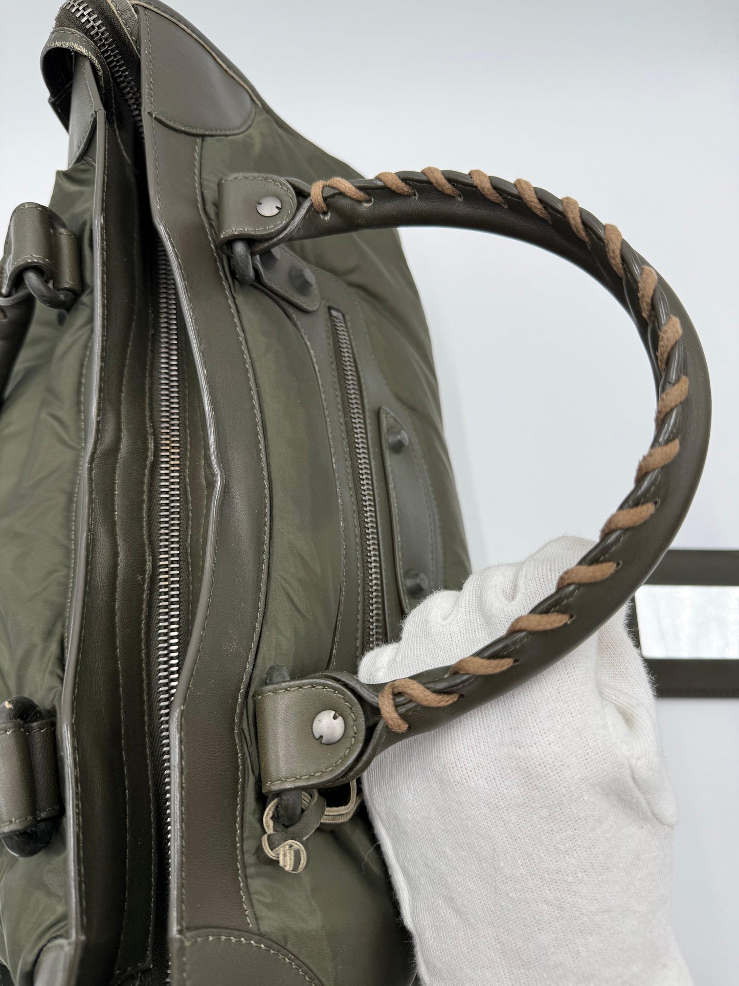 Balenciaga-Borsa-a-tracolla-Neo-Classic-City-Pelle-e-Nylon-Verde-Cachi-70493950050628 - Pally Vintage Closet