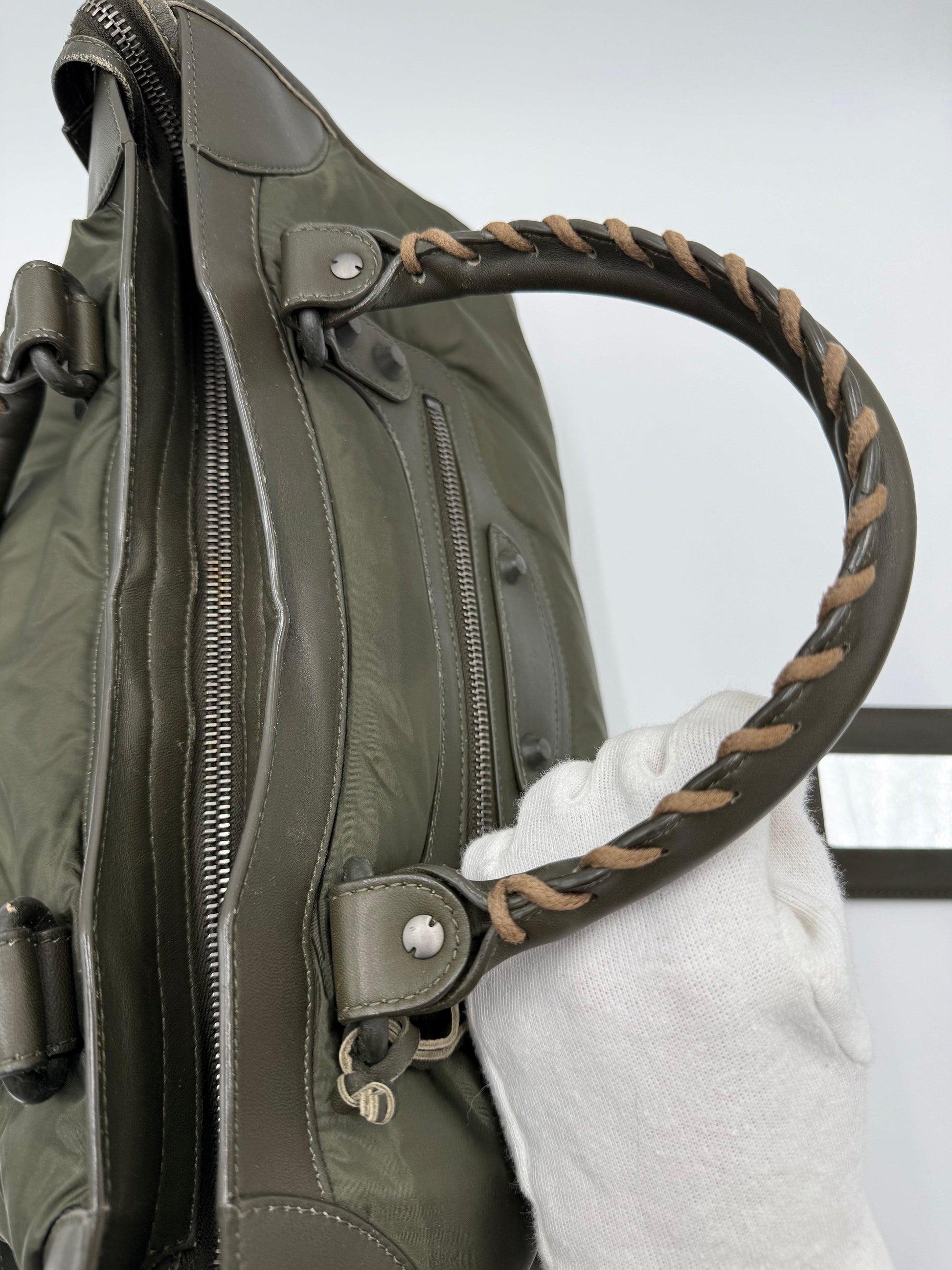 Balenciaga-Borsa-a-tracolla-Neo-Classic-City-Pelle-e-Nylon-Verde-Cachi-70493950050628 - Pally Vintage Closet