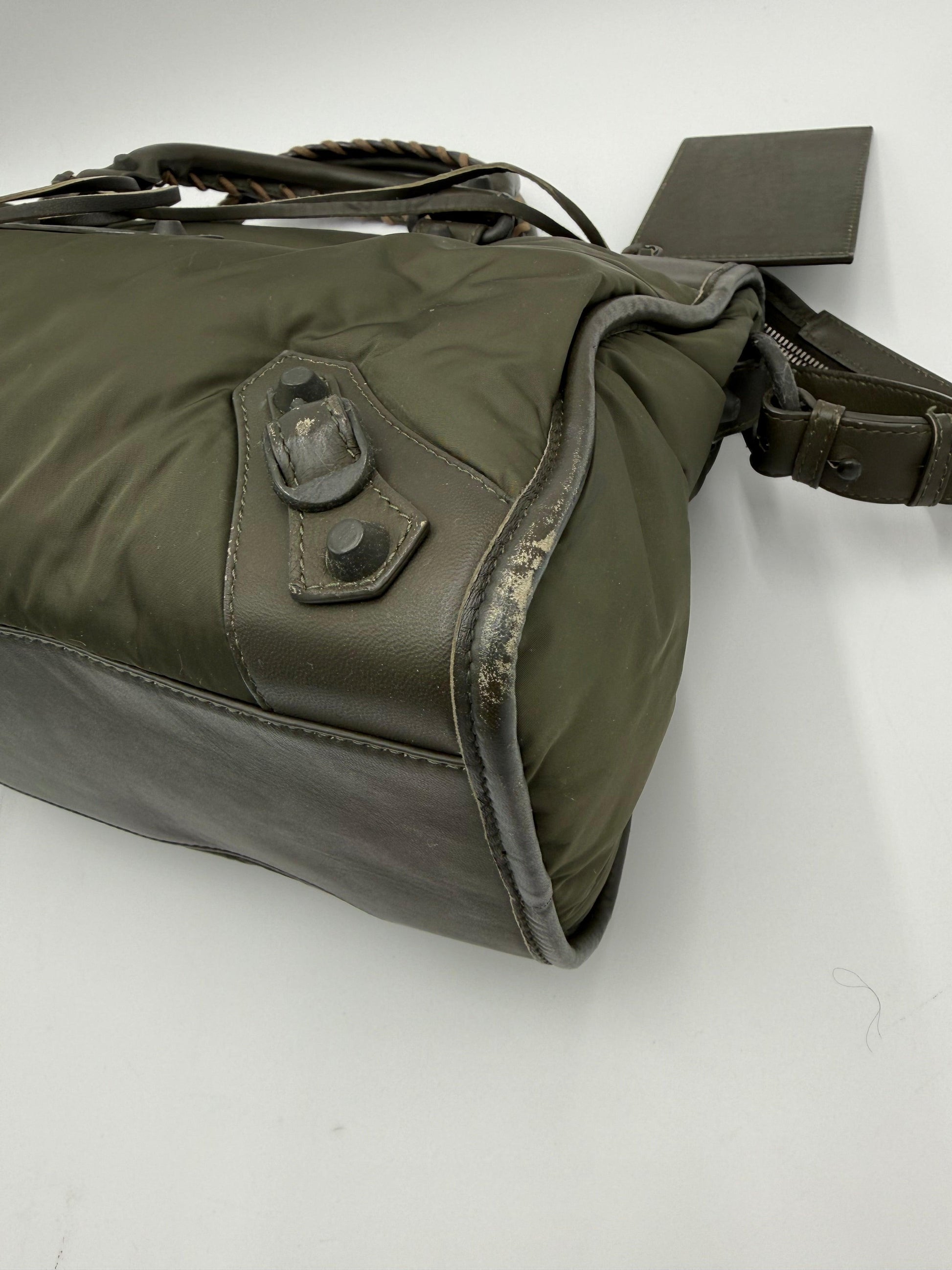 Balenciaga-Borsa-a-tracolla-Neo-Classic-City-Pelle-e-Nylon-Verde-Cachi-70493950247236 - Pally Vintage Closet