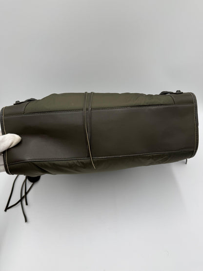 Balenciaga-Borsa-a-tracolla-Neo-Classic-City-Pelle-e-Nylon-Verde-Cachi-70493950280004 - Pally Vintage Closet