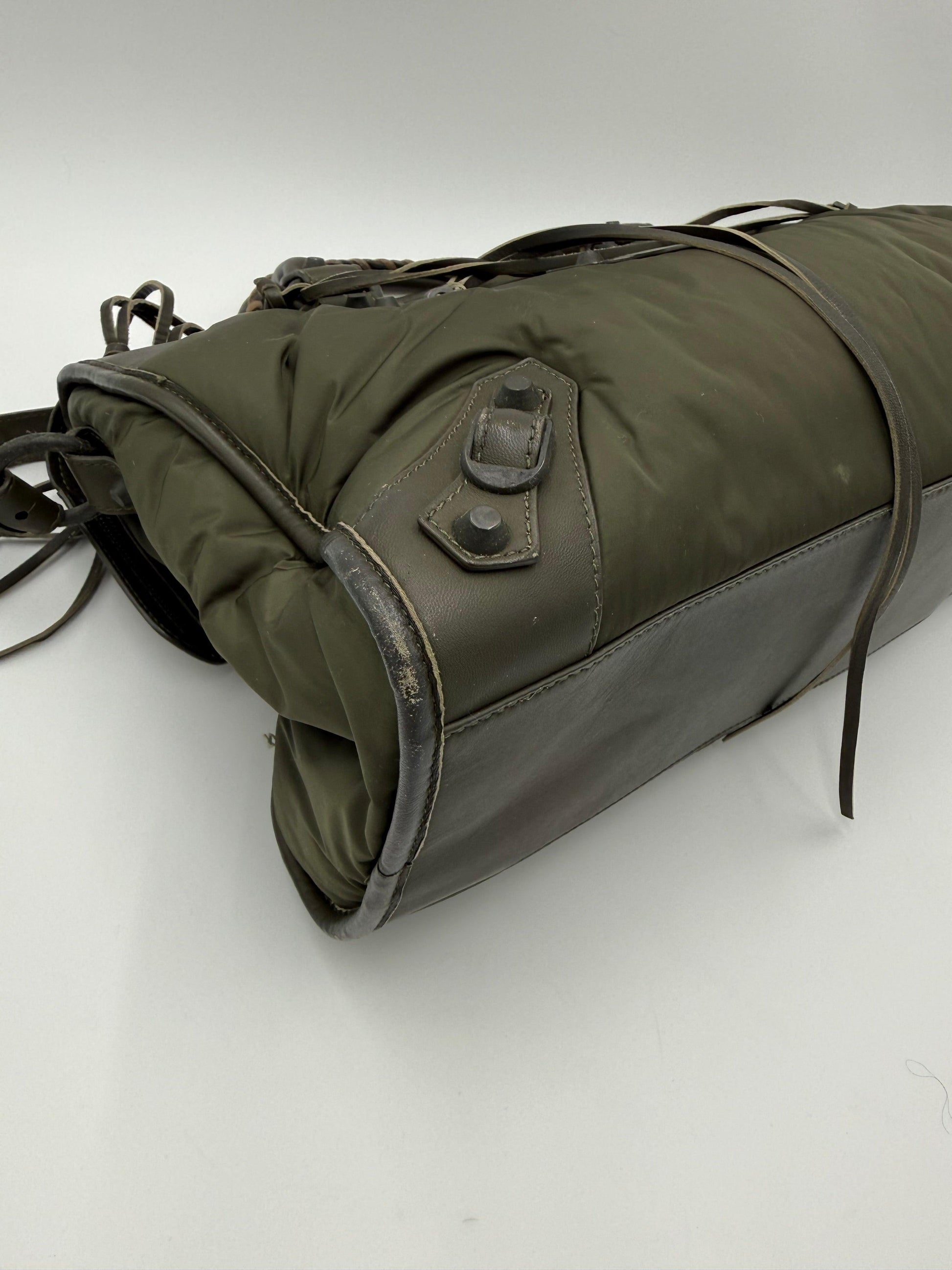 Balenciaga-Borsa-a-tracolla-Neo-Classic-City-Pelle-e-Nylon-Verde-Cachi-70493950312772 - Pally Vintage Closet