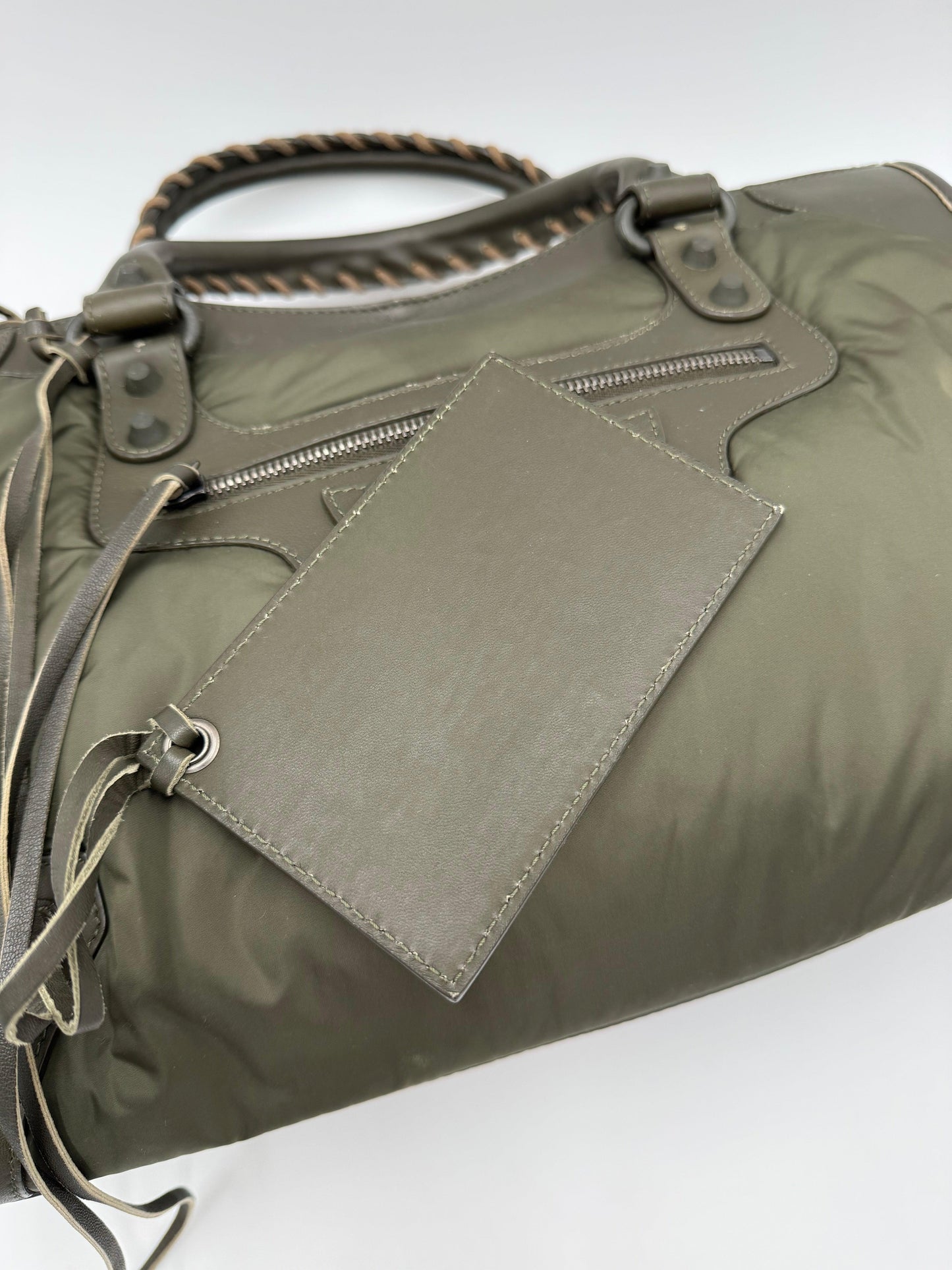 Balenciaga-Borsa-a-tracolla-Neo-Classic-City-Pelle-e-Nylon-Verde-Cachi-70493950345540 - Pally Vintage Closet