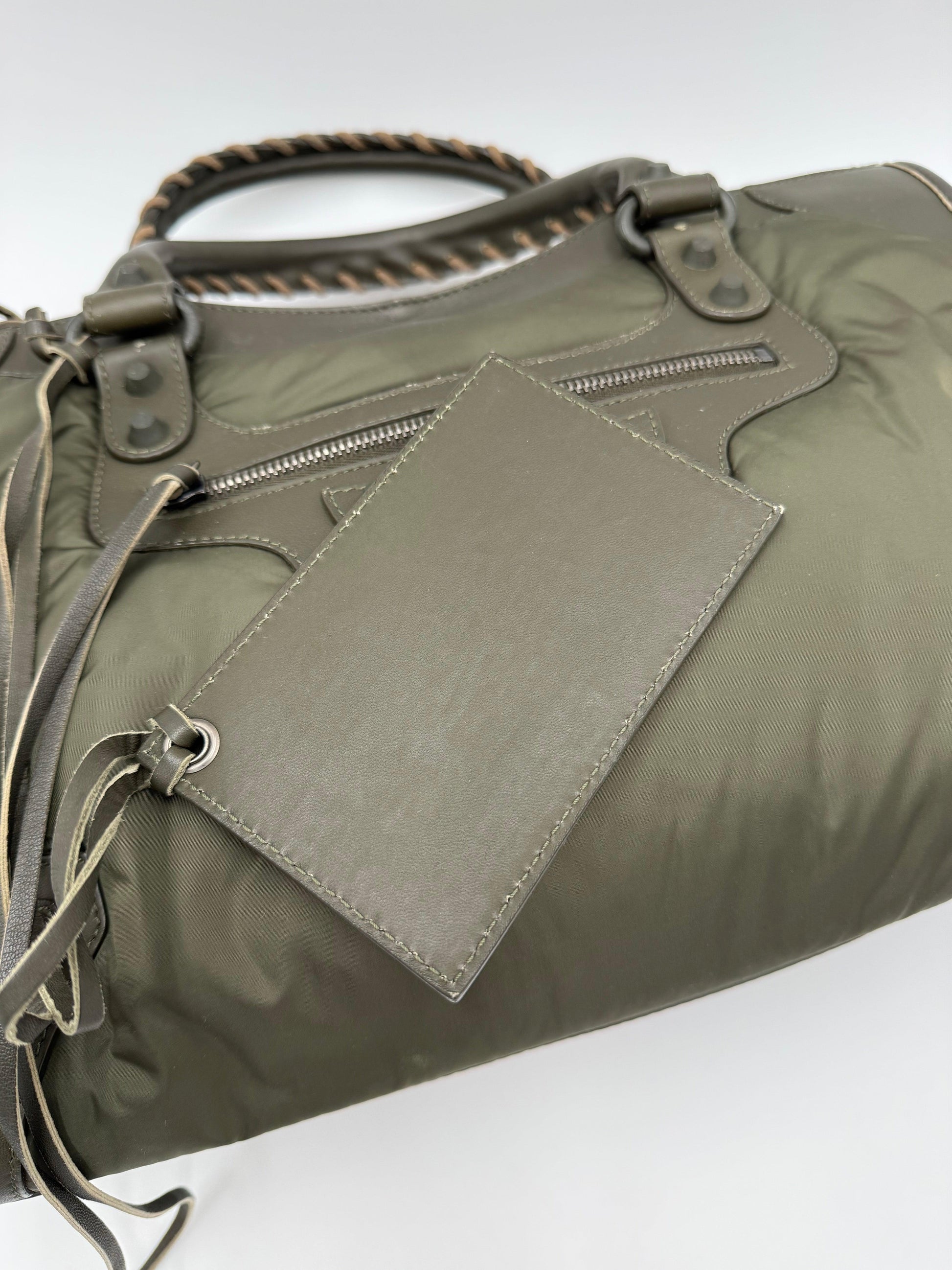 Balenciaga-Borsa-a-tracolla-Neo-Classic-City-Pelle-e-Nylon-Verde-Cachi-70493950345540 - Pally Vintage Closet