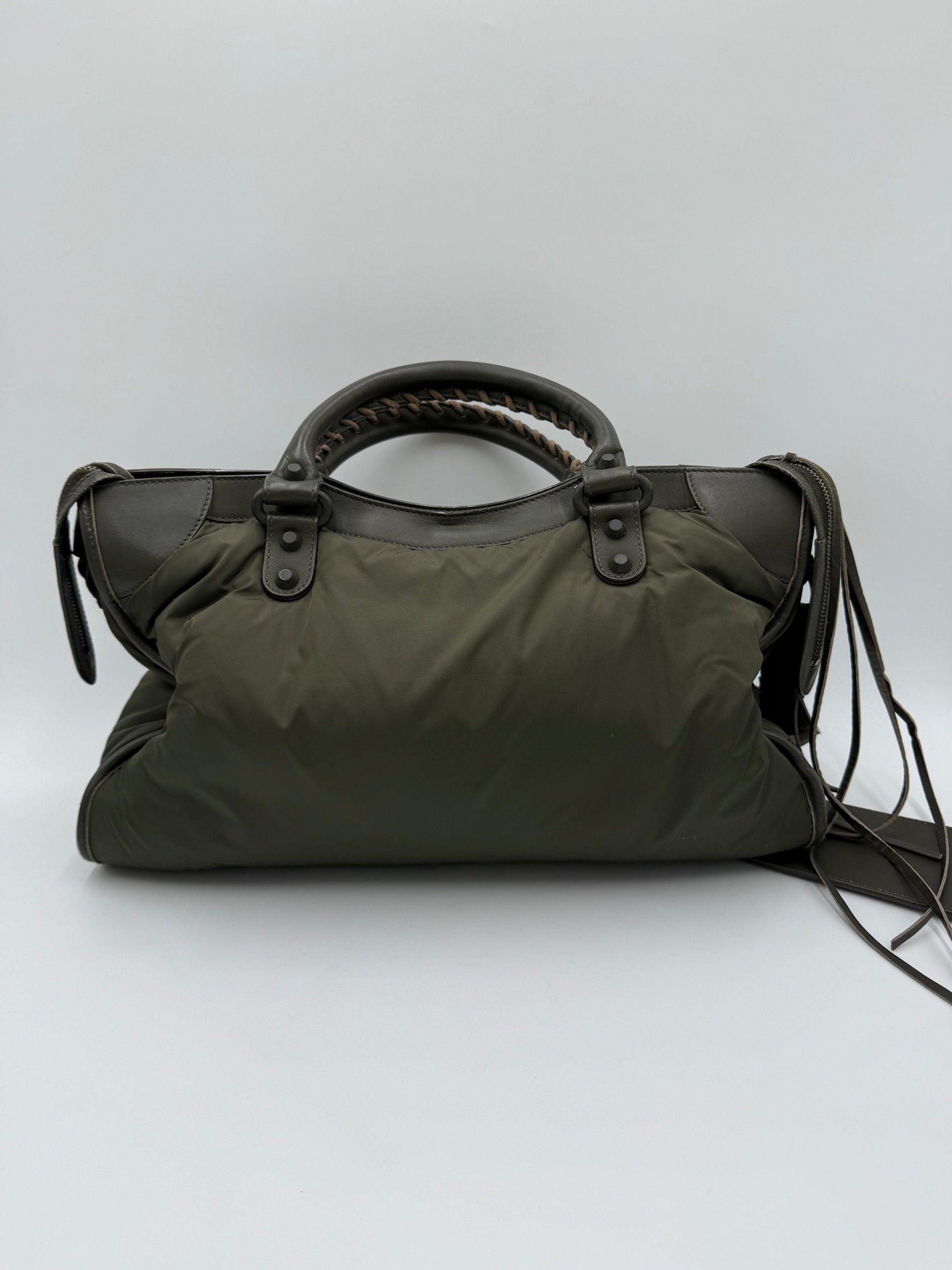 Balenciaga-Borsa-a-tracolla-Neo-Classic-City-Pelle-e-Nylon-Verde-Cachi-70493950443844 - Pally Vintage Closet