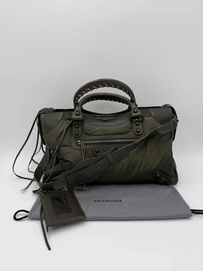 Balenciaga-Borsa-a-tracolla-Neo-Classic-City-Pelle-e-Nylon-Verde-Cachi-70493950476612 - Pally Vintage Closet