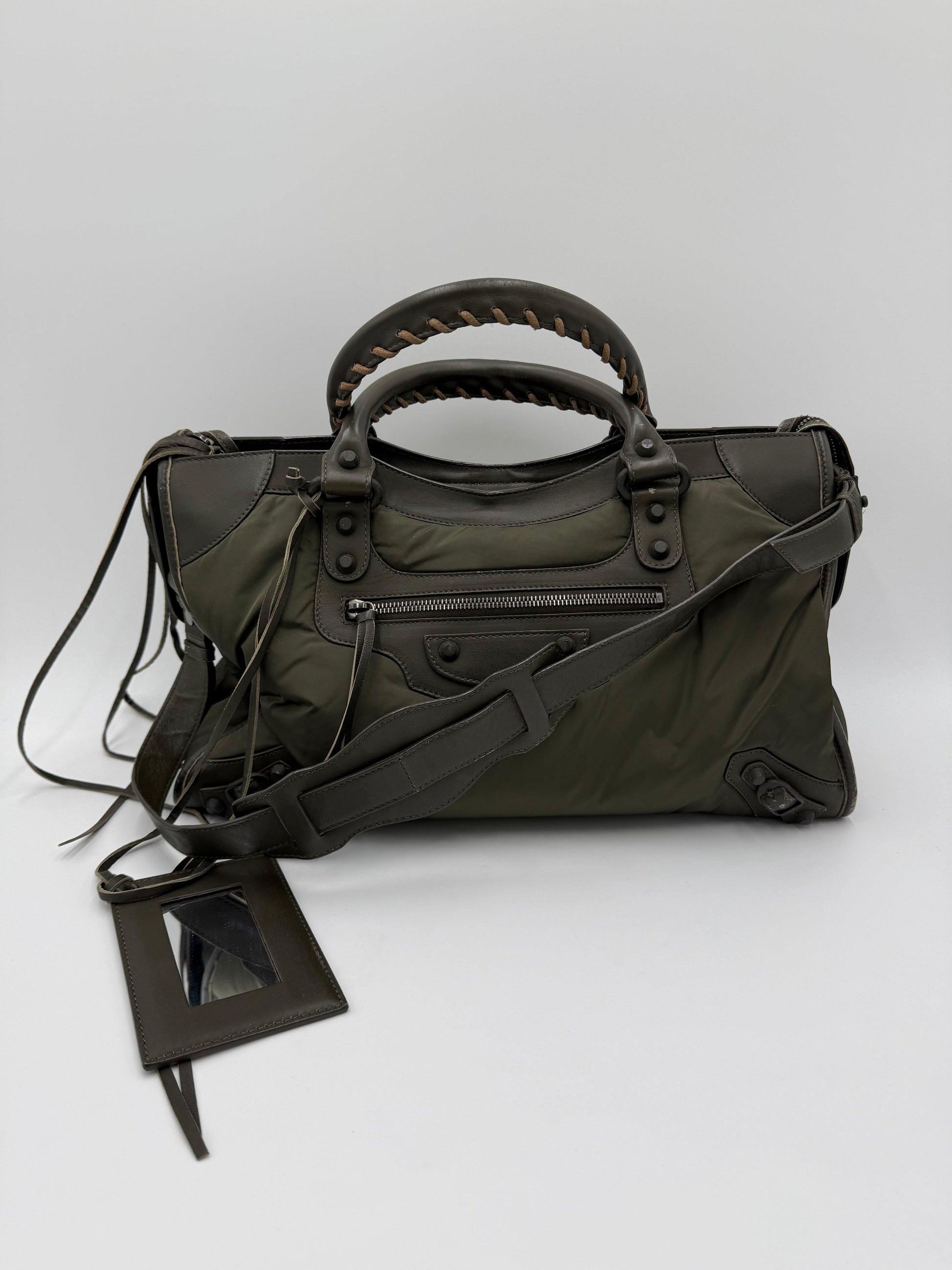 Balenciaga-Borsa-a-tracolla-Neo-Classic-City-Pelle-e-Nylon-Verde-Cachi-70493950509380 - Pally Vintage Closet
