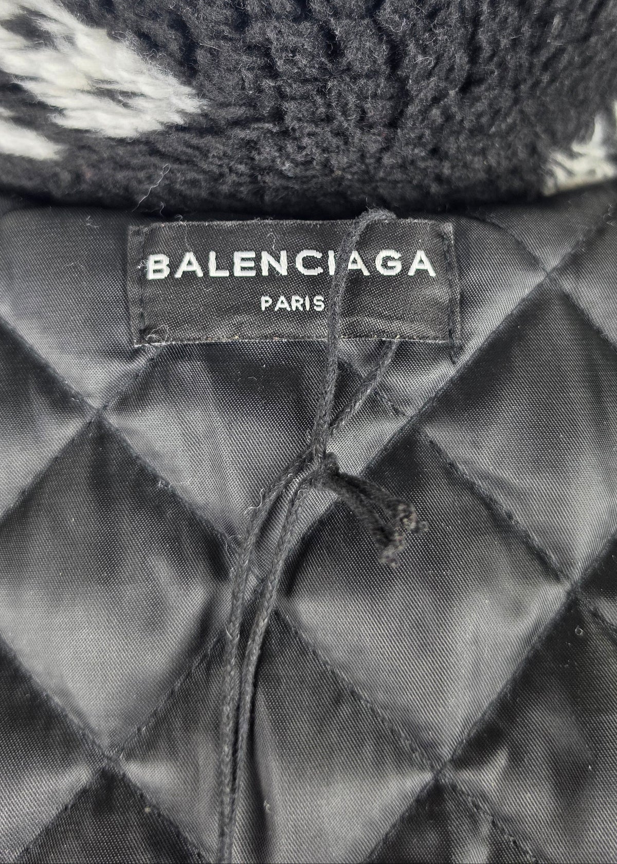 Balenciaga Giacca in Pelliccia Sintetica con Logo Nera e Bianca - Pally Vintage Closet