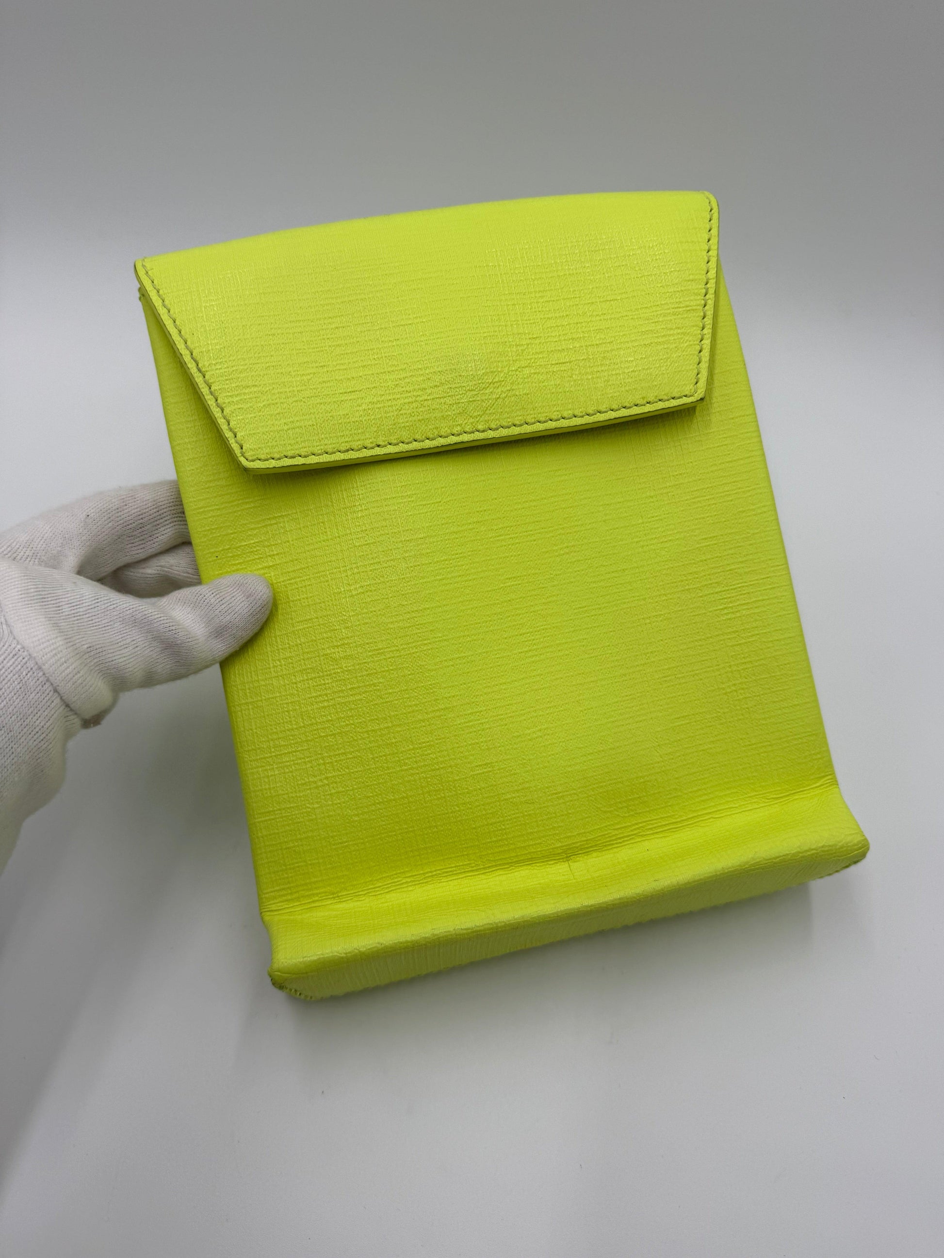 Balenciaga-Shopping-Envelope-Clutch-in-Pelle-Giallo-Neon-70420548682052 - Pally Vintage Closet