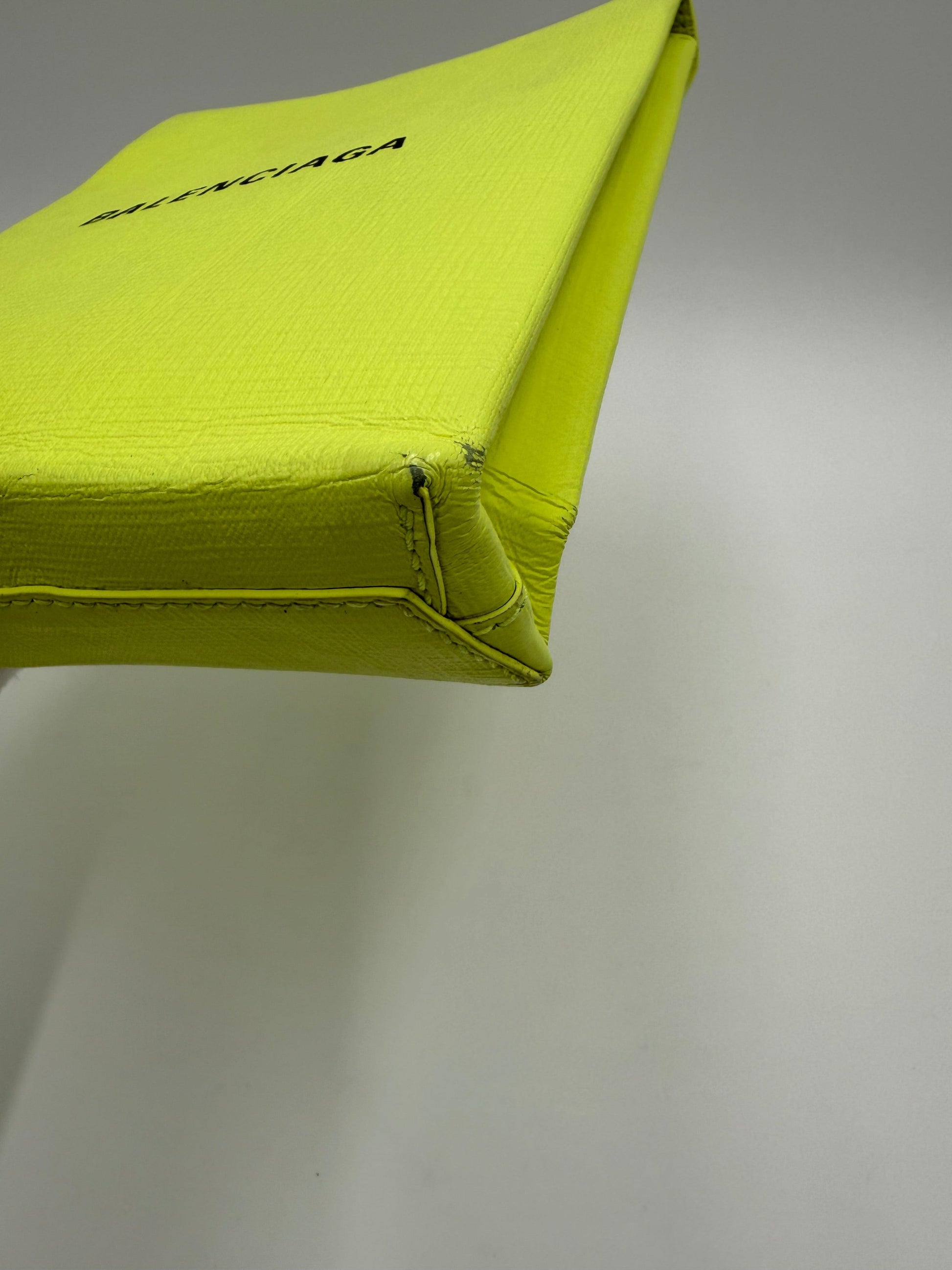Balenciaga-Shopping-Envelope-Clutch-in-Pelle-Giallo-Neon-70420548747588 - Pally Vintage Closet