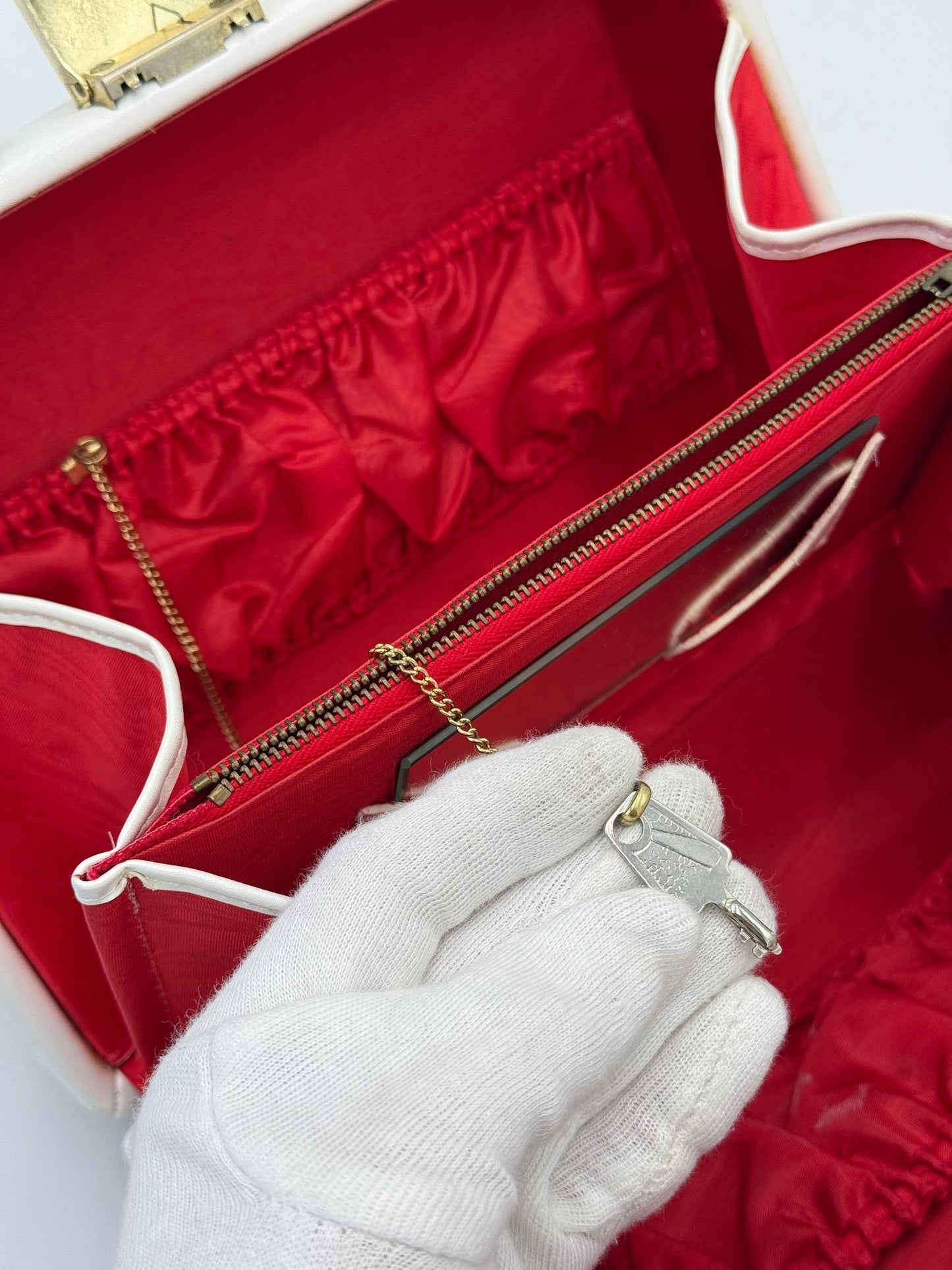 Beauty Case Rigido Vintage in Pelle Bianca Interno Rosso Scarlatto - Pally Vintage Closet