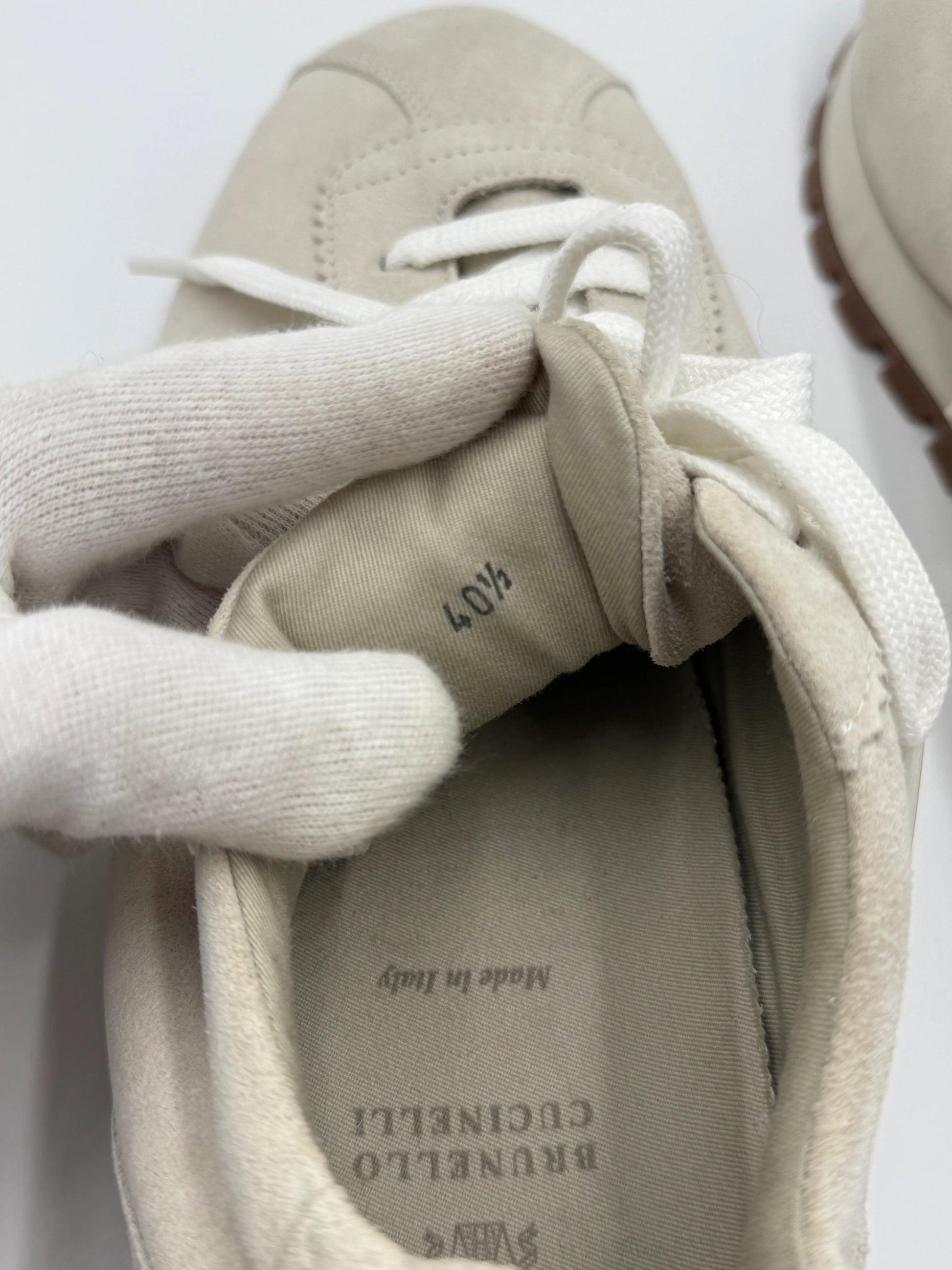 Brunello-Cucinelli-Sneakers-in-Pelle-Scamosciata-Beige-e-Bianco-69234182553924 - Pally Vintage Closet