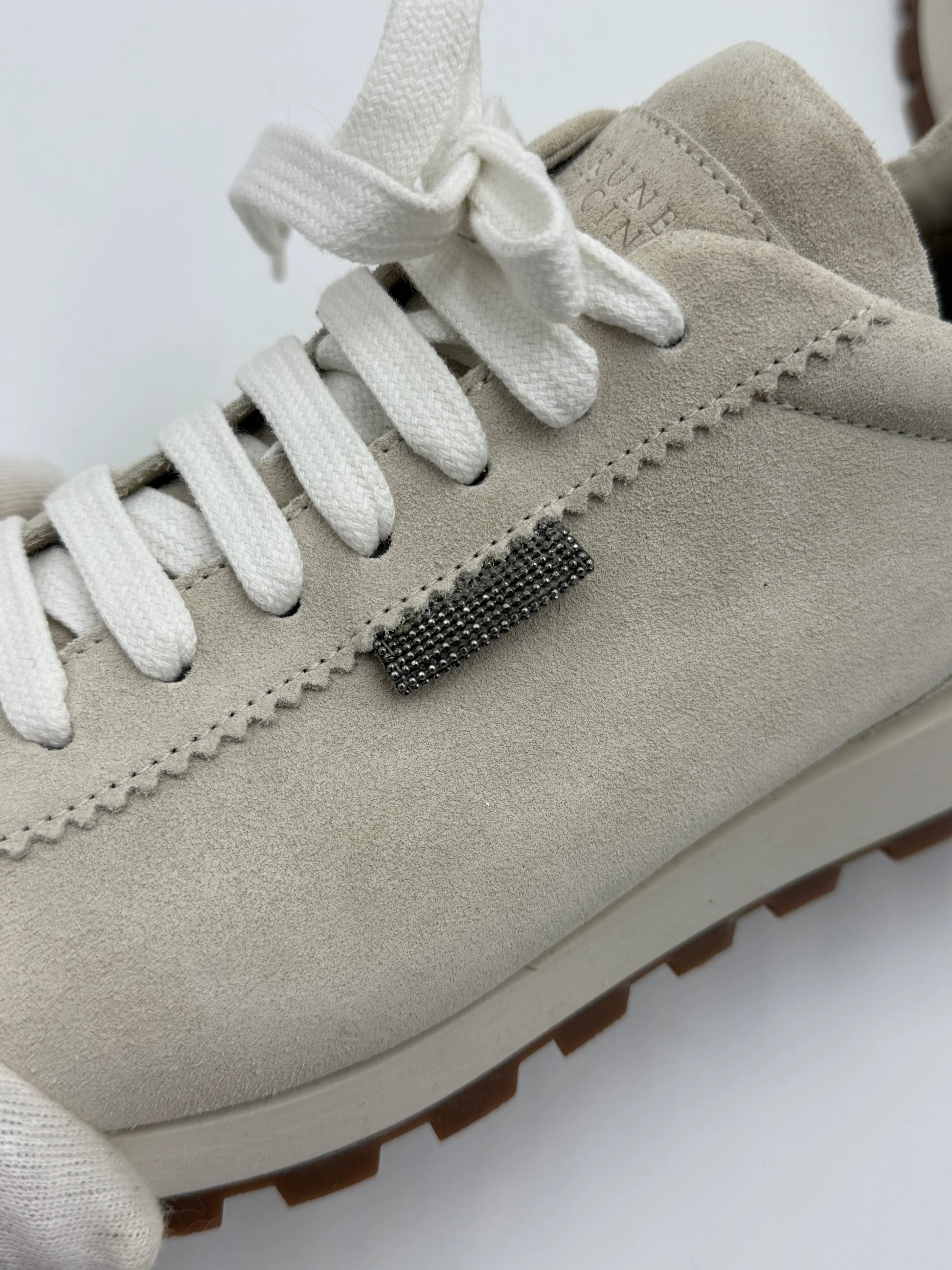 Brunello-Cucinelli-Sneakers-in-Pelle-Scamosciata-Beige-e-Bianco-69234182619460 - Pally Vintage Closet