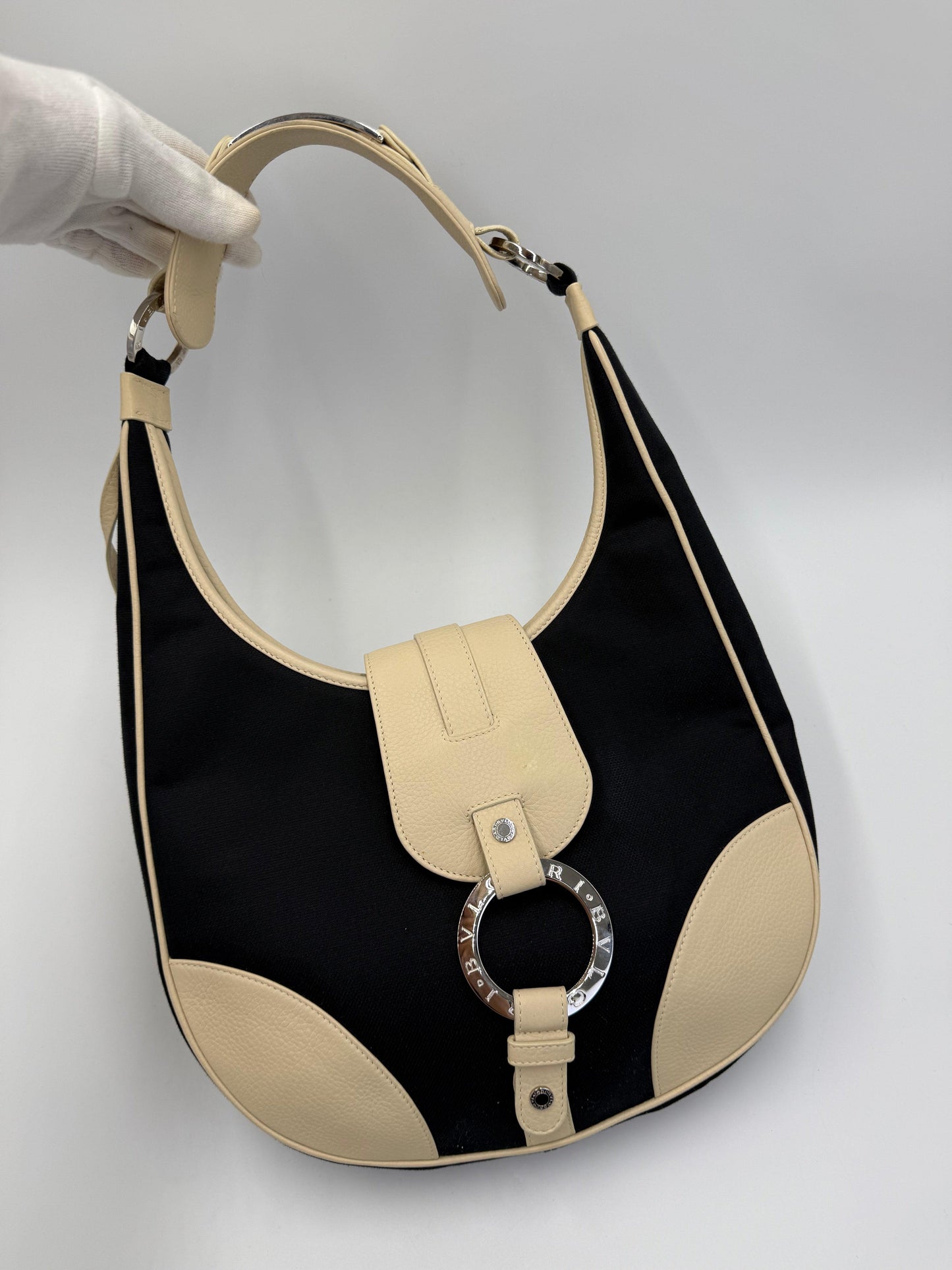 Bulgari Borsa Hobo con Anello Logo in Canvas Nero e Pelle Panna - Pally Vintage Closet