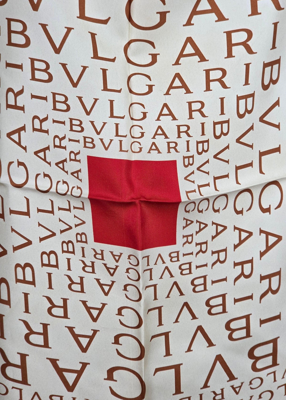 Bulgari Foulard Vintage con Stampa Lettering e Dettagli Rossi Avorio - Pally Vintage Closet