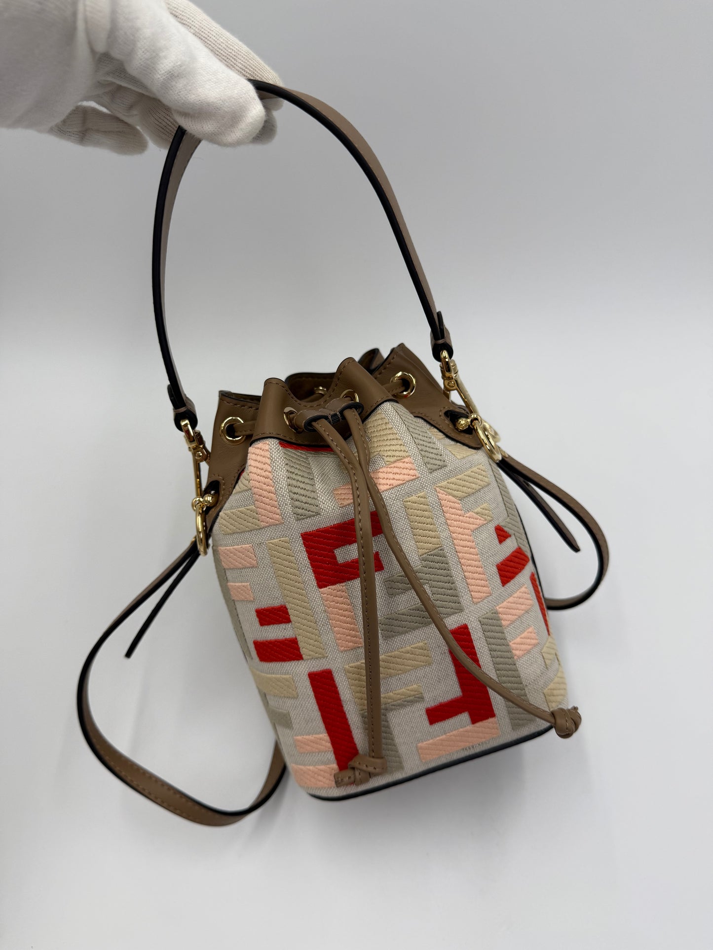 Fendi Borsa Secchiello Mon Trésor in Tela Ricamata e Pelle