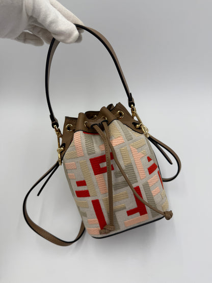 Fendi Borsa Secchiello Mon Trésor in Tela Ricamata e Pelle