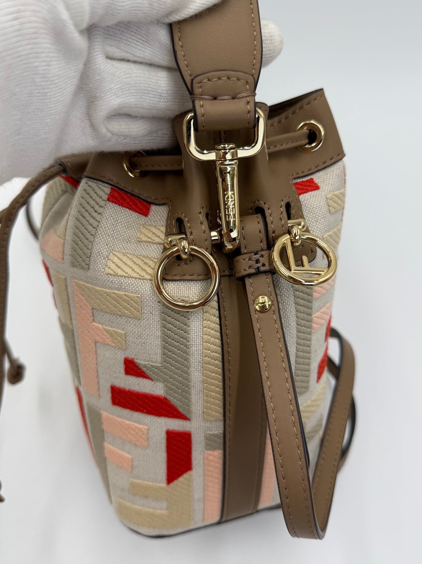 Fendi Borsa Secchiello Mon Trésor in Tela Ricamata e Pelle