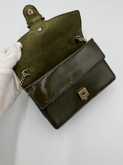 Gucci Borsa a Tracolla Dionysus Small in Pelle Verniciata Verde Oliva