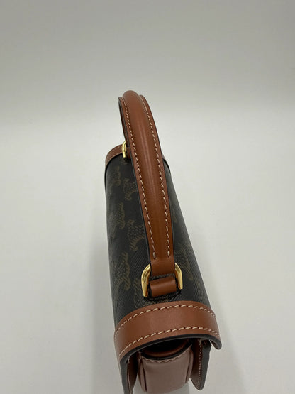 Celine-Mini-Besace-Triomphe-in-Tela-Triomphe-e-Pelle-di-Vitello-Marrone-70263879500100 - Pally Vintage Closet