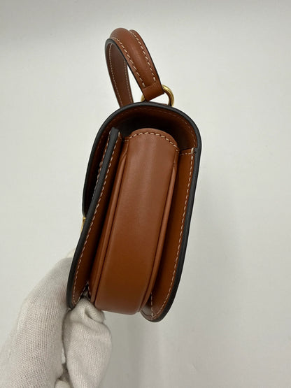 Celine-Mini-Besace-Triomphe-in-Tela-Triomphe-e-Pelle-di-Vitello-Marrone-70263879565636 - Pally Vintage Closet