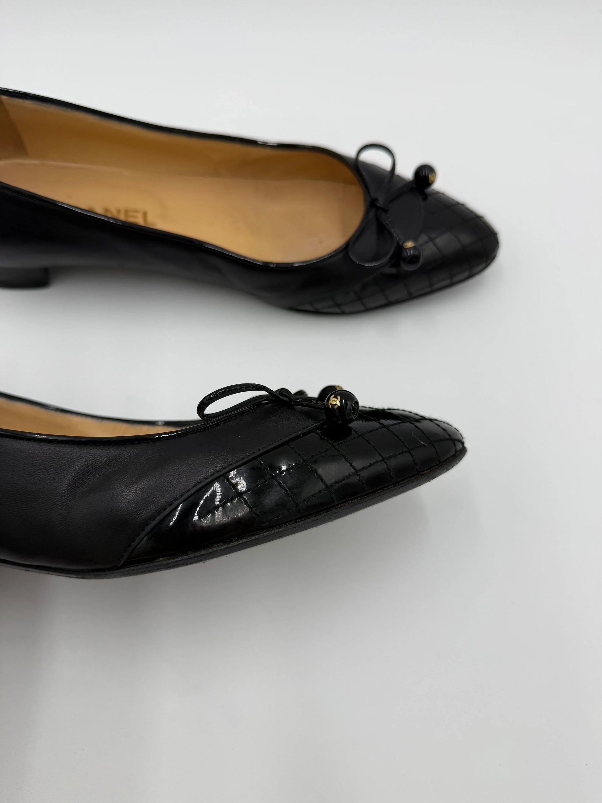 Chanel-Ballerine-Vintage-Pelle-Nera-e-Punta-Matelass-70263873732932 - Pally Vintage Closet
