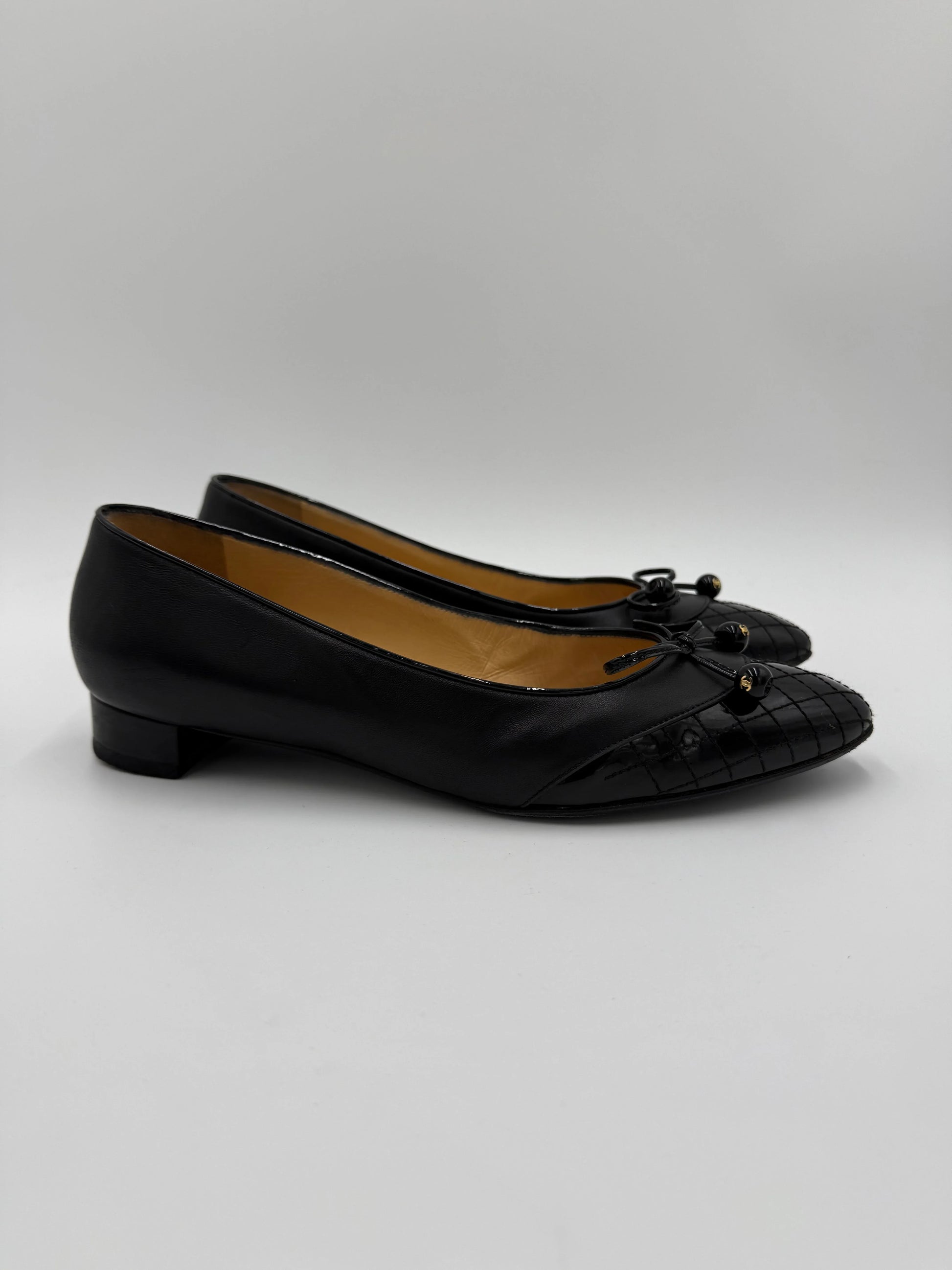 Chanel-Ballerine-Vintage-Pelle-Nera-e-Punta-Matelass-70263873864004 - Pally Vintage Closet