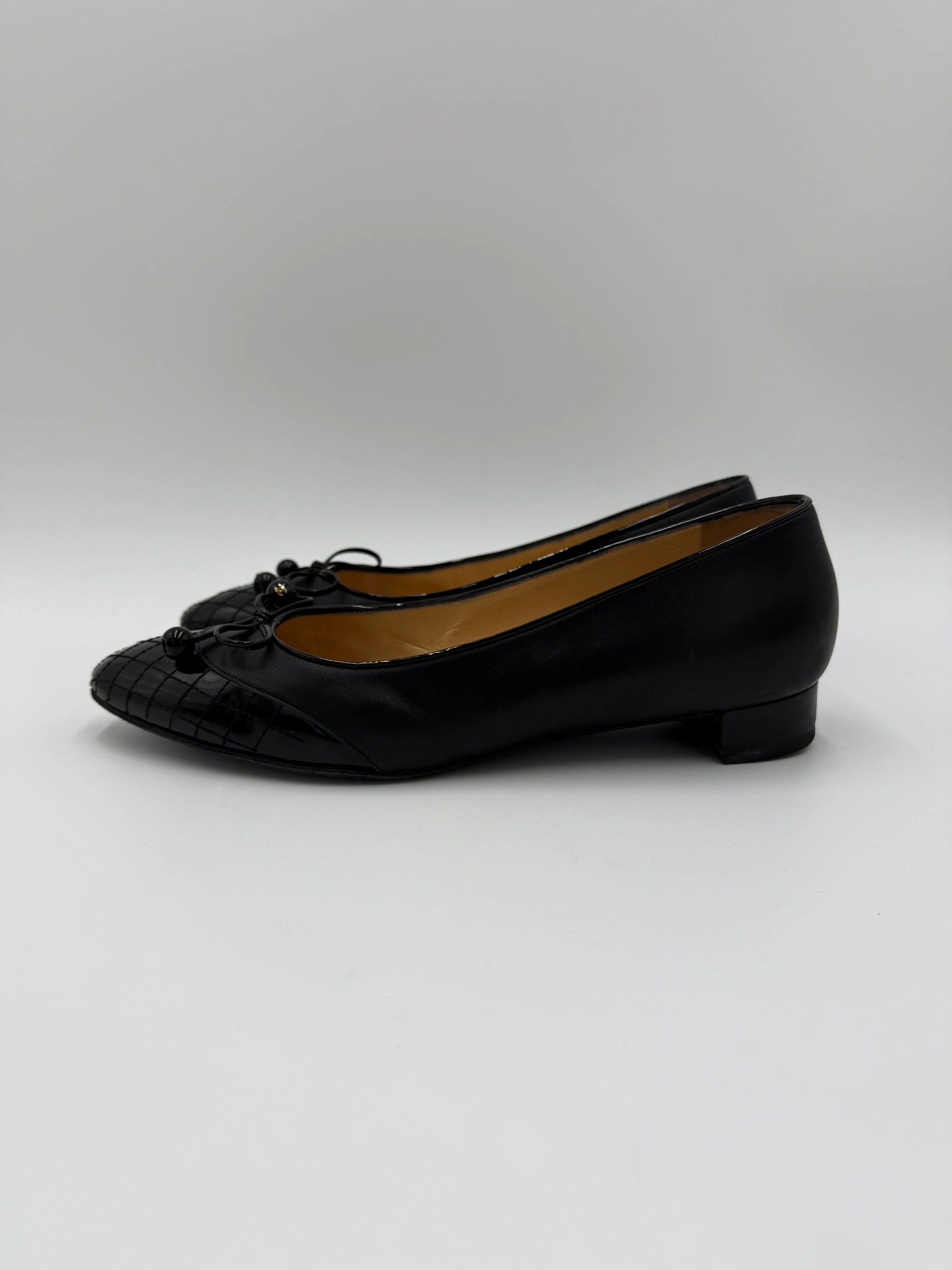 Chanel-Ballerine-Vintage-Pelle-Nera-e-Punta-Matelass-70263873929540 - Pally Vintage Closet
